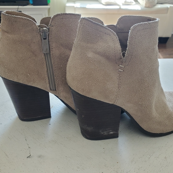 KENNETH Cole Reaction Cream Suede Booties Size 7 - Picture 2 of 4